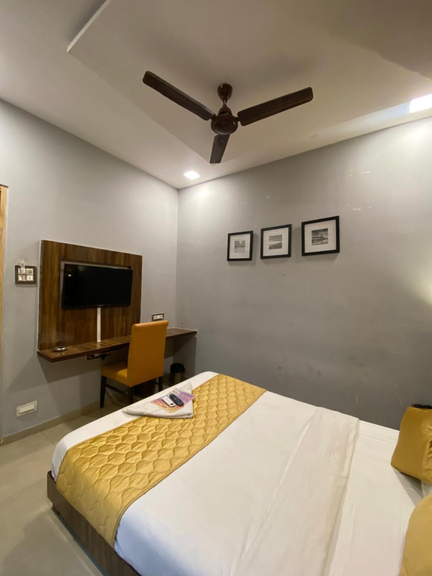 Hotel Blue Wellington - Near Mumbai Airport Eksteriør bilde