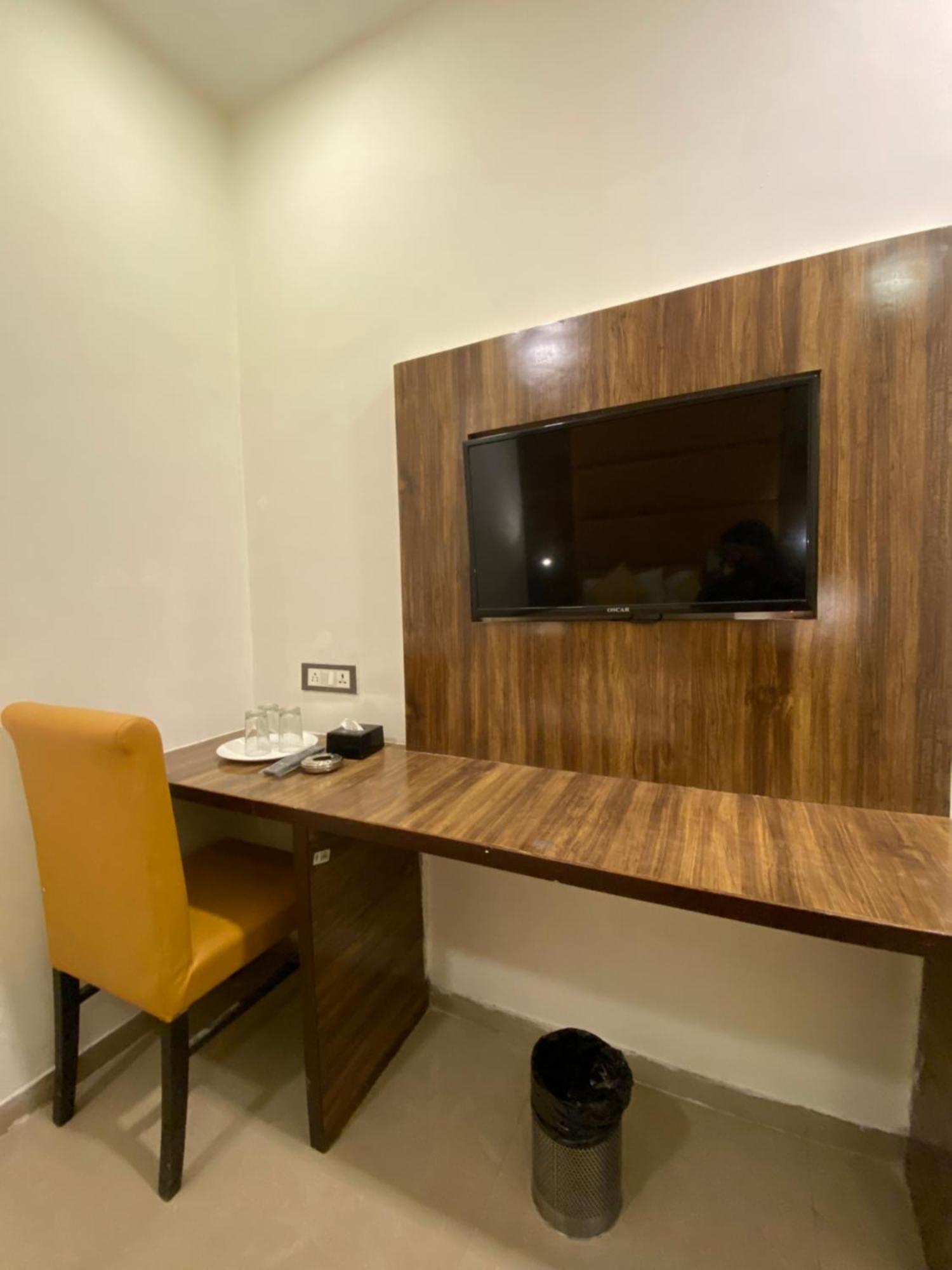 Hotel Blue Wellington - Near Mumbai Airport Eksteriør bilde