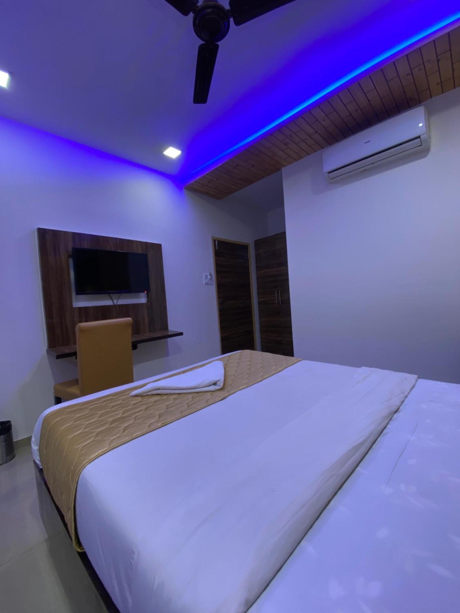 Hotel Blue Wellington - Near Mumbai Airport Eksteriør bilde