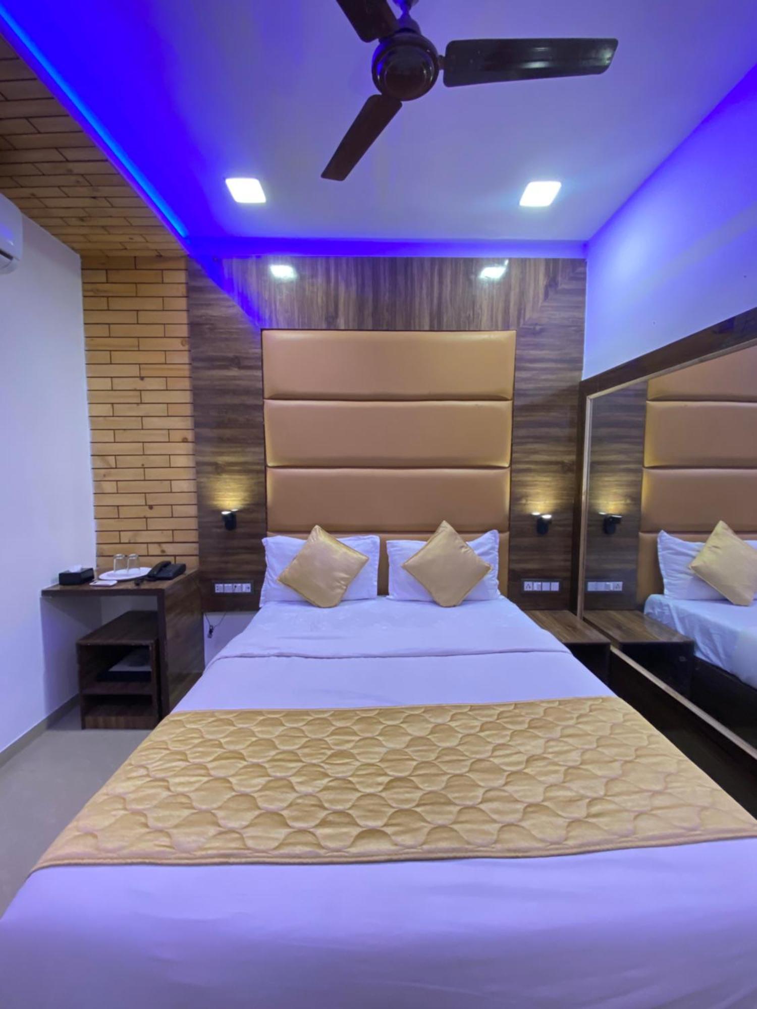 Hotel Blue Wellington - Near Mumbai Airport Eksteriør bilde